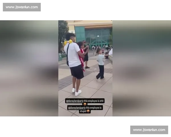 拥抱的差别:拉菲尼亚痛批巴黎迪士尼歧视 乐园紧急补救 拥抱的差别:拉菲尼亚痛批巴黎迪士尼歧视 乐园紧急补救